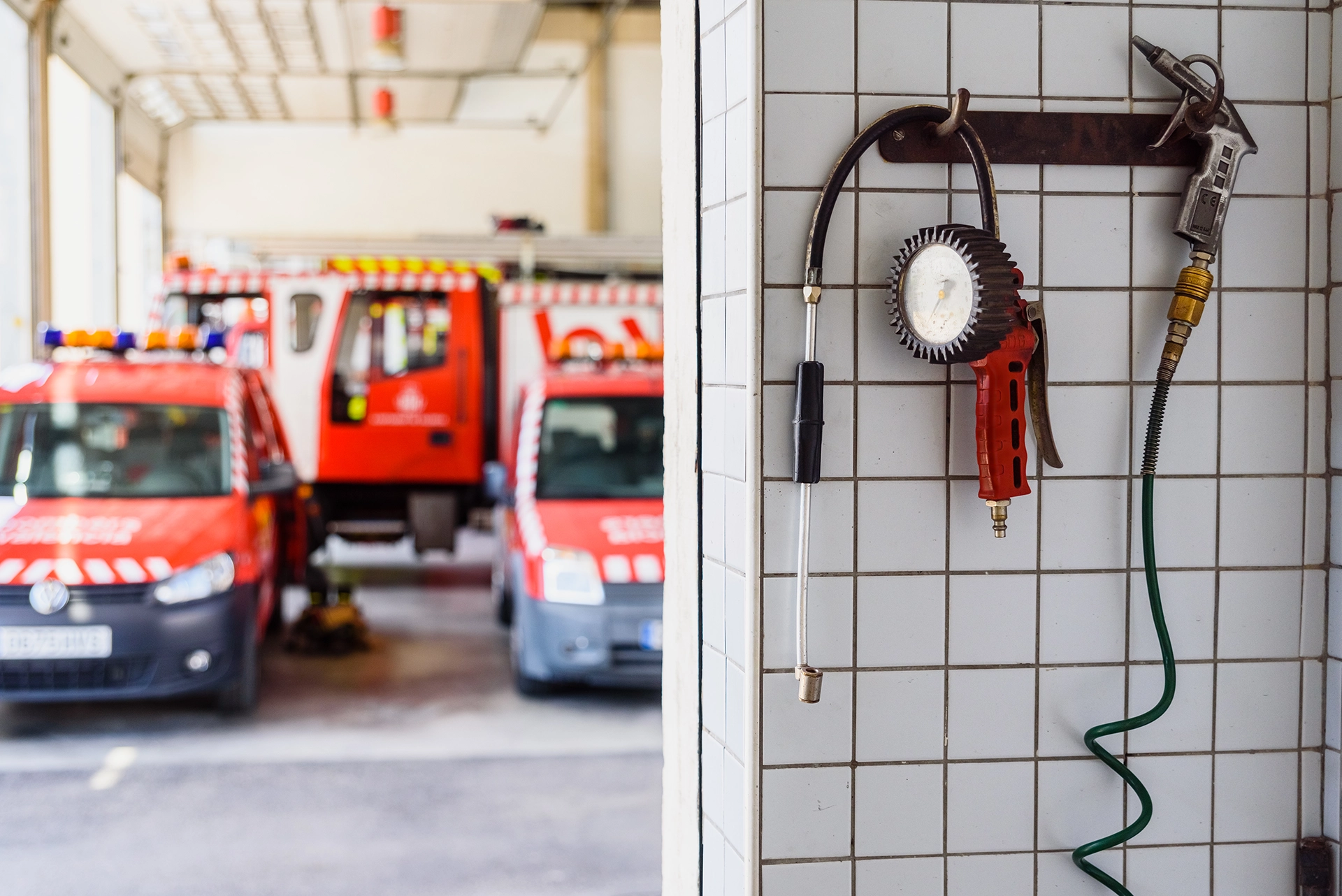 manometer-to-inflate-the-wheels-of-emergency-vehic-2024-10-22-07-44-54-utc